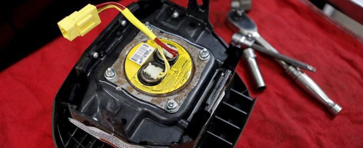 "Scheggia di ferro nel collo": nuova vittima per l'airbag Takata