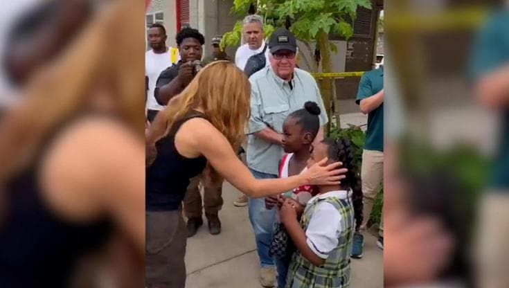 Colombia, Shakira visita le aree colpite dal sisma e dona un milione: "Per ricostruire le scuole"