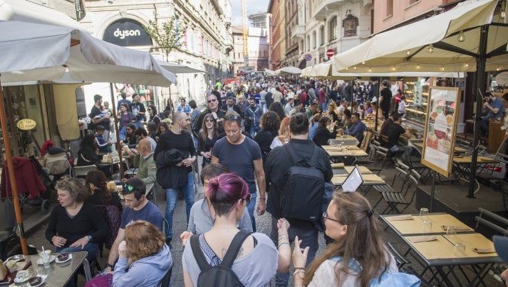 Bologna invasa dai turisti, centro preso d’assalto e code ai ristoranti 
