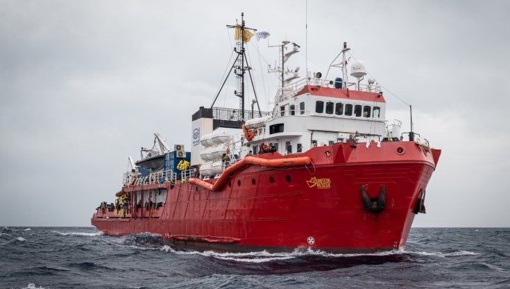 La Sea-Eye 4, con oltre 800 migranti a bordo, diretta a Trapani. La Ong: “Malta non ha coordinato i soccorsi”. Polemico Salvini 