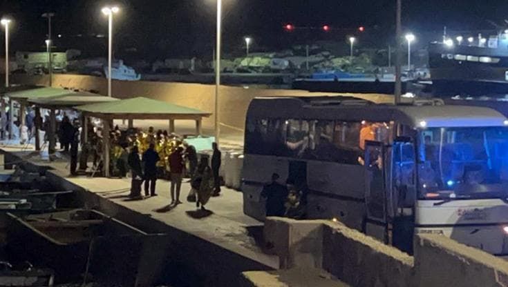 Neonata morta per ipotermia a Lampedusa dopo lo sbarco. “La soccorritrice ha provato a salvarla”