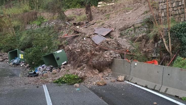 Maltempo, nuova frana su Ss163 Amalfitana, strada chiusa a Vietri sul Mare. Disagi nel Salernitano