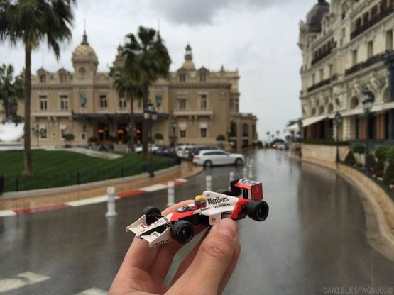 Il modellino della McLaren di Senna 'corre' a Montecarlo: gli scatti diventano virali