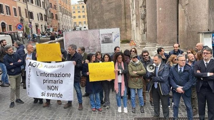 Agi, sit-in dei giornalisti al Pantheon: “L’informazione non si svende”