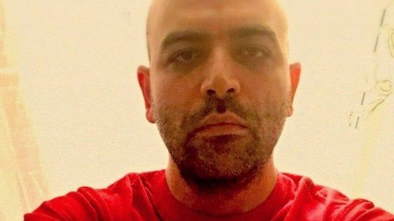 Magliette rosse per i migranti, l'appello vola sui social. Salvini ironizza: "Peccato, non l'ho trovata"