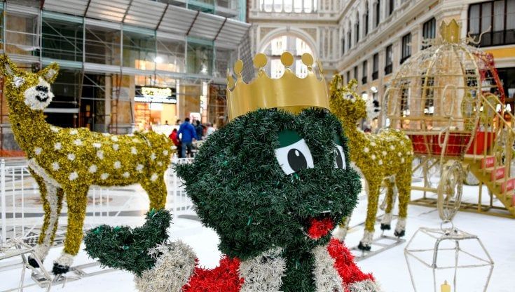 Da Cenerentola al cerbiatto Bambi a Napoli in Galleria le luminarie di Natale:“Sono kitsch ma almeno fanno luce