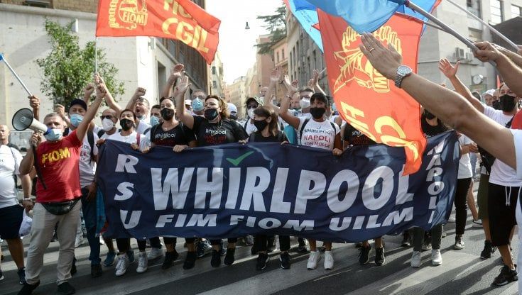 Napoli, Whirlpool: più vicino il licenziamento per i 321 operai e solo da giugno 2022 ipotesi riassunzione