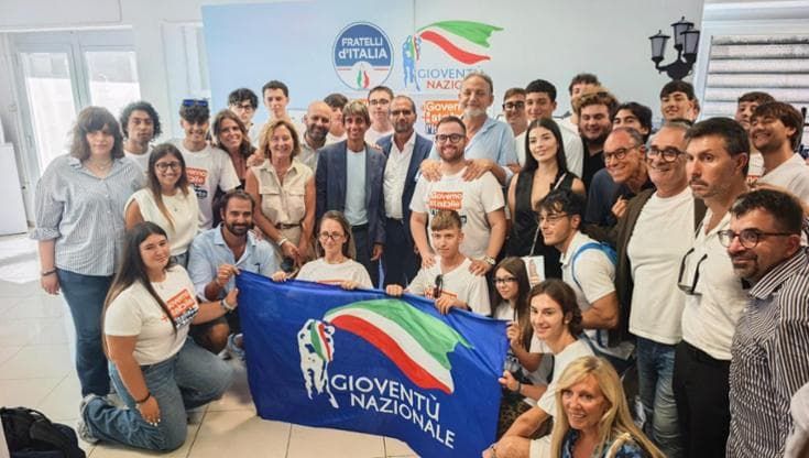 Festa di Meloni a Bari, i ragazzi di Gioventù nazionale in prima fila: “Per noi Giorgia un modello”