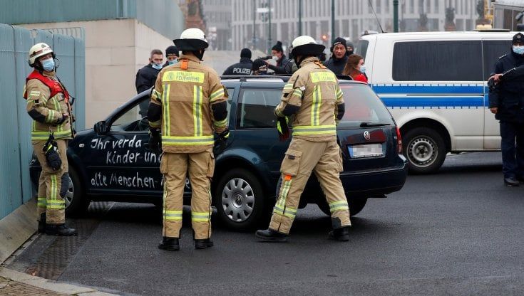 Berlino, auto contro la cancelleria tedesca, fermato un uomo di 54 anni