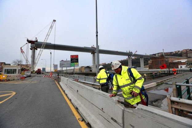 Genova, nuovo ponte: montata la maxi campata che scavalca il Polcevera