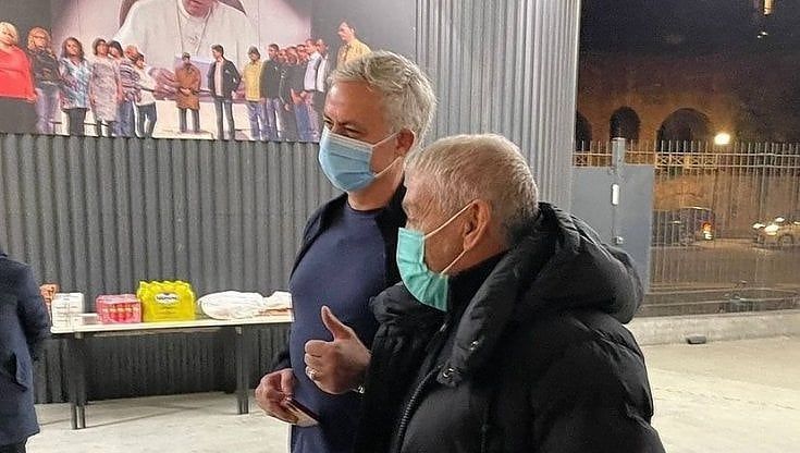 "Ci sono persone che hanno bisogno di noi". Mourinho e il capodanno alla Caritas di Roma 
