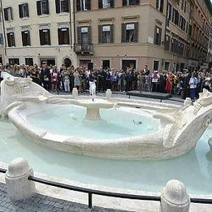 Roma, prendeva monete nella Barcaccia: denunciato per furto
