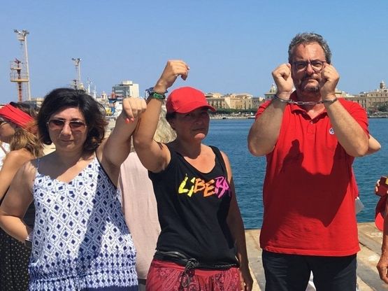 Migranti, la Diciotti in arrivo a Trapani: sul molo con magliette rosse e manette