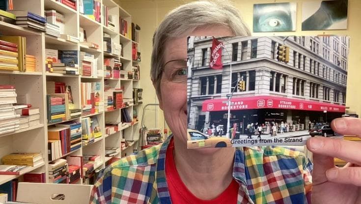 La libreria Trame compie venti anni: il regalo? Cartoline dal mondo