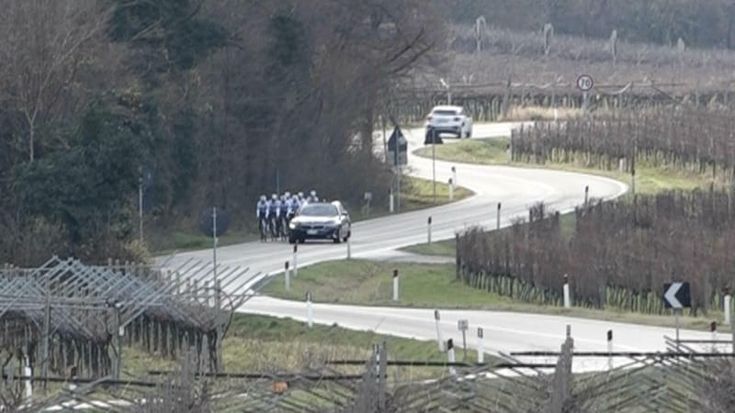Colpi di pistola da un’auto contro un gruppo di ciclisti in allenamento a Dolcè (Vr). Il video