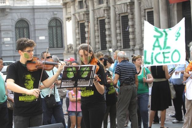 Piazza Scala, il concerto-flashmob del liceo musicale