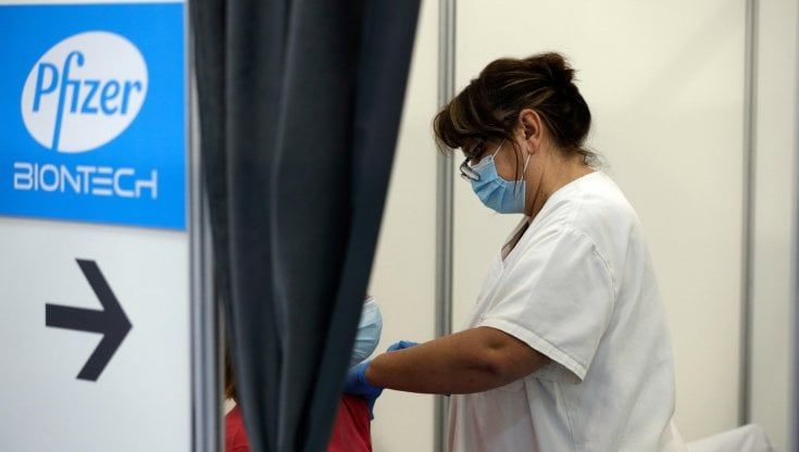 Coronavirus nel mondo. L'Ema: la terza dose di vaccino dopo tre mesi è sicura ed efficace