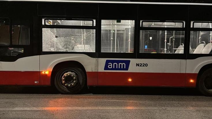 Napoli, nove bus Anm vandalizzati nella notte: “Raid organizzato in più punti”. Disagi per lo sciopero
