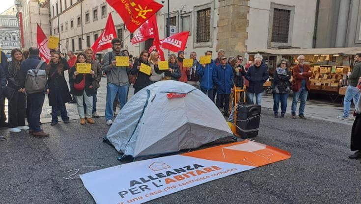 Emergenza casa, flash mob in Prefettura: “Una bomba sociale”