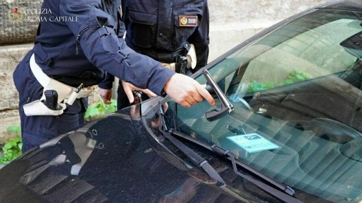 Il Campidoglio contro i furbetti del pass disabili: “In 20mila giravano con quello dei parenti morti”