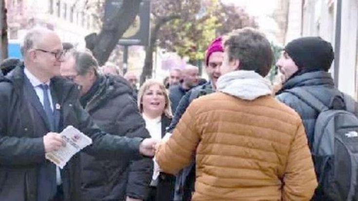 Referendum, Gualtieri fa volantinaggio in strada: “Questa riforma è sbagliata”