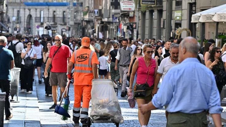 Napoli, i visitatori stranieri: “Città bella, pulizia e trasporti i punti critici”