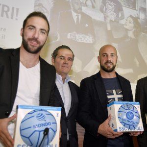 Napoli, la carica di Higuain e Reina: ''Per lo scudetto ci siamo anche noi''
