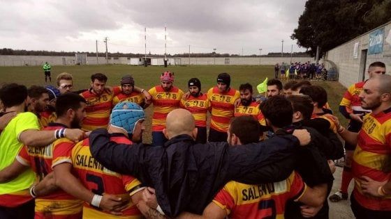 Rugby, la squadra si qualifica ai playoff ma rinuncia a giocarli: "Non siamo all'altezza"