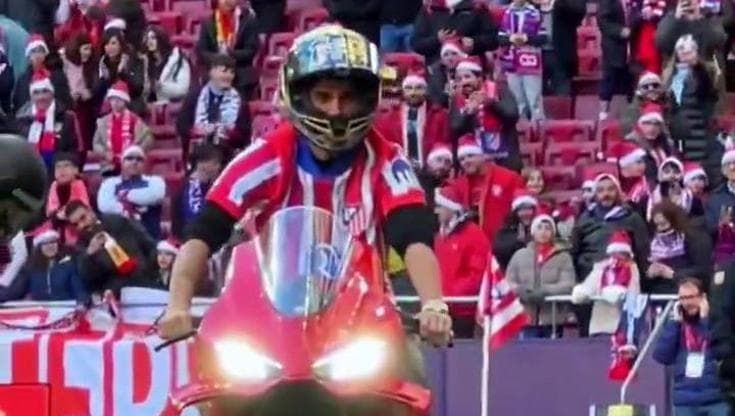 L'omaggio a Jorge Martin: il campione del mondo della Motogp sgasa nello stadio dell'Atletico Madrid