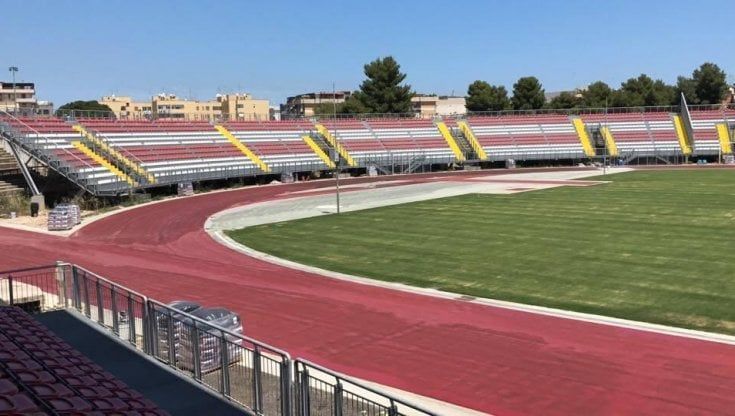 Barletta, seggiolini nuovi da sostituire e recinzione sbagliata: lo stadio di Mennea è un monumento allo spreco (con conflitto d'interessi)