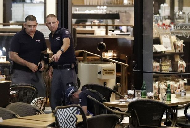 Tel Aviv, spari in centro: il locale colpito dall'attentato