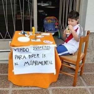 Coppa Libertadores: Renzo, il bimbo che vende i giocattoli per vedere il super classico
