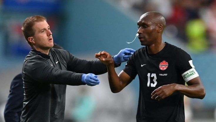Il canadese Hutchinson corre per il campo con un tampone nel naso: la scena che ha spopolato in rete
