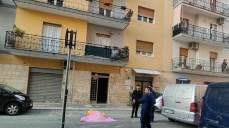 Giovinazzo, precipita dal balcone del quinto piano mentre monta una tenda da sole: muore a 89 anni