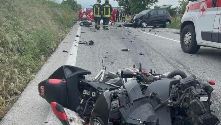 Motociclista muore, gravissima bimba di 8 anni. Ferita la madre 