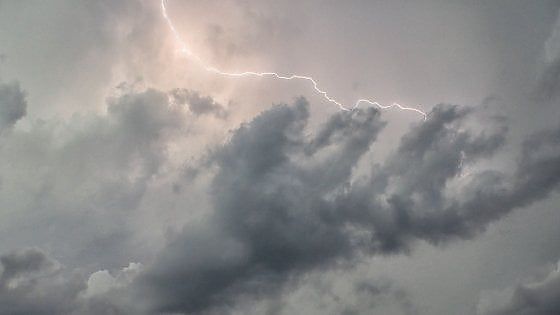 Brescia, fulmine colpisce la tettoia della fontanella dell'acqua: folgorati due adolescenti