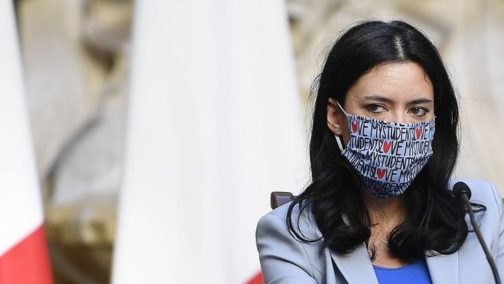 Azzolina: "Scuola sicura, non deve chiudere. La Campania ci ripensi"