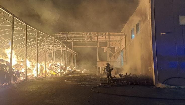 Ragusa, a fuoco nella notte un deposito di imballaggi a Santa Croce Camerina