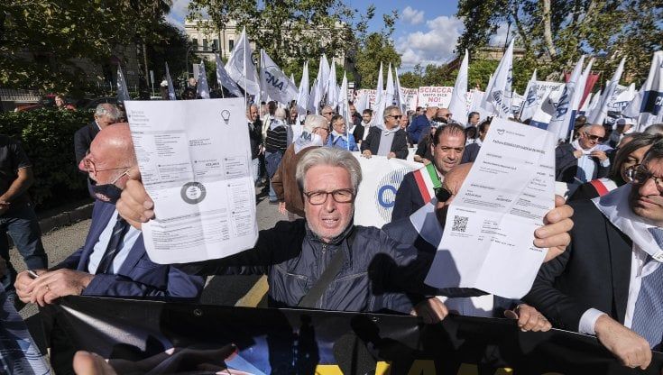 Sindaci, artigiani, operai e studenti in corteo contro il caro bollette: "Stiamo affondando tutti"