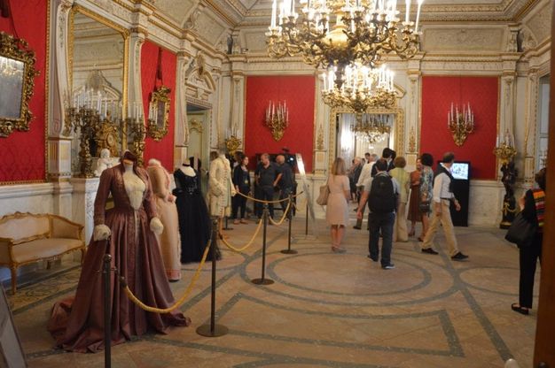 Dalla Loren alla Cardinale, passando per Michelle Pfeiffer e Monica Bellucci: in mostra a Villa Pignatelli i costumi delle star 