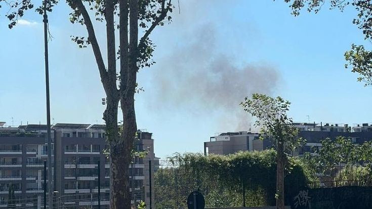 Incendio sul Lungotevere Dante: fiamme alte e nube nera