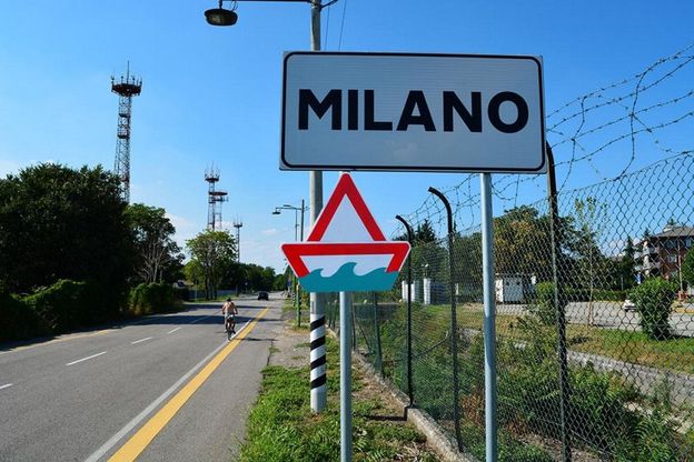 Profughi, i segnali stradali trasformati in barconi: "Dare precedenza al dramma dei migranti"