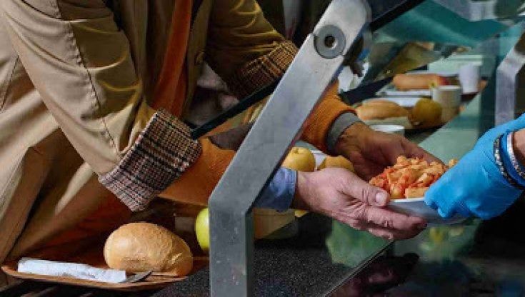 Asili Notturni, l’aiuto a chi non ha nulla: cibo, un letto, l'ambulatorio, medicine, il sostegno psicologico e abiti per italiani e stranieri