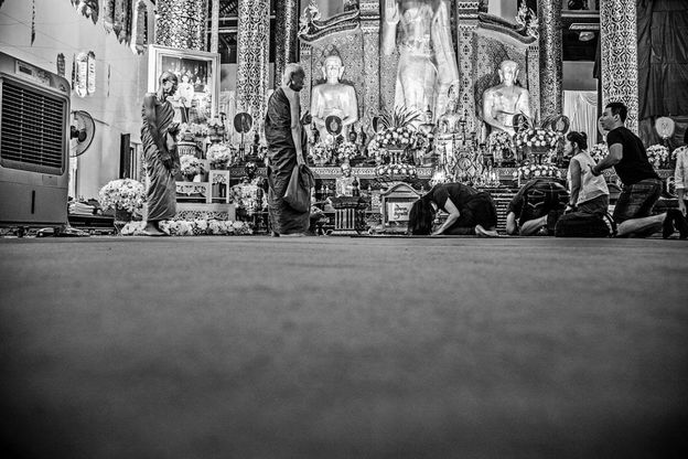 Thailandia, pugni e lanterne: lo spettacolo delle tradizioni tra sacro e profano 