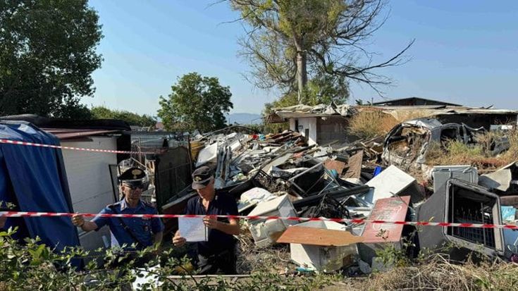 Discarica abusiva, sequestrata area di 700 mq: elettrodomestici, plastica e calcinacci
