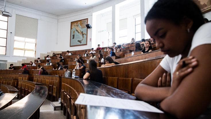 Test sospetti a Medicina, la ministra Bernini scrive ai rettori di Palermo e Napoli: "Subito chiarimenti"