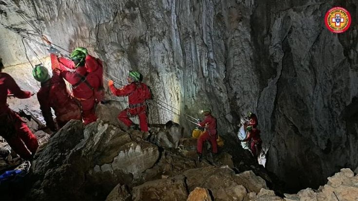 Speleologo incastrato a 120 metri di profondità, soccorsi al lavoro