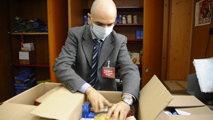 Torino: nei circoli operai tra falce e martello si riempie il carrello della spesa solidale
