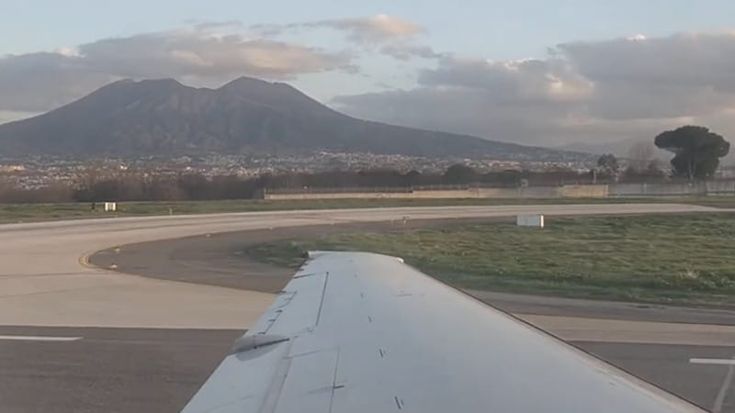 Compagnia aerea inglese si difende per un ritardo ma “non in italiano”. Giudice di pace la stanga