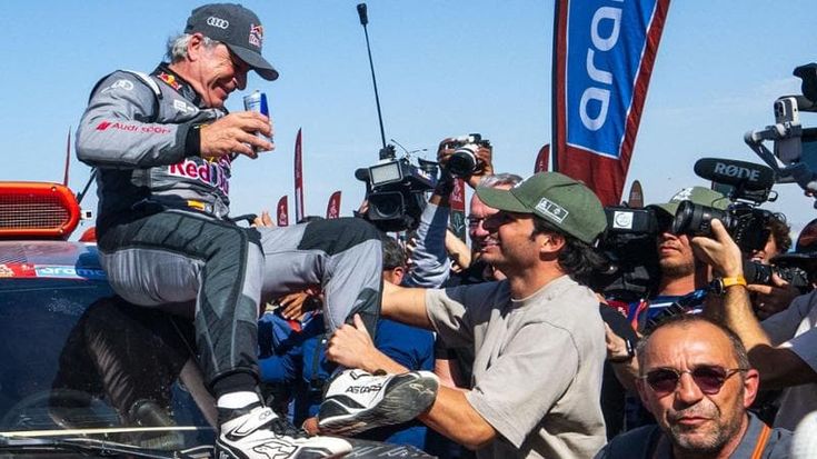 Dakar, Carlos Sainz trionfa a 61 anni: quarta vittoria per il padre del pilota della Ferrari